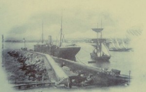 Chargement du minerai sur les bateaux au port de Saint-Raphaël